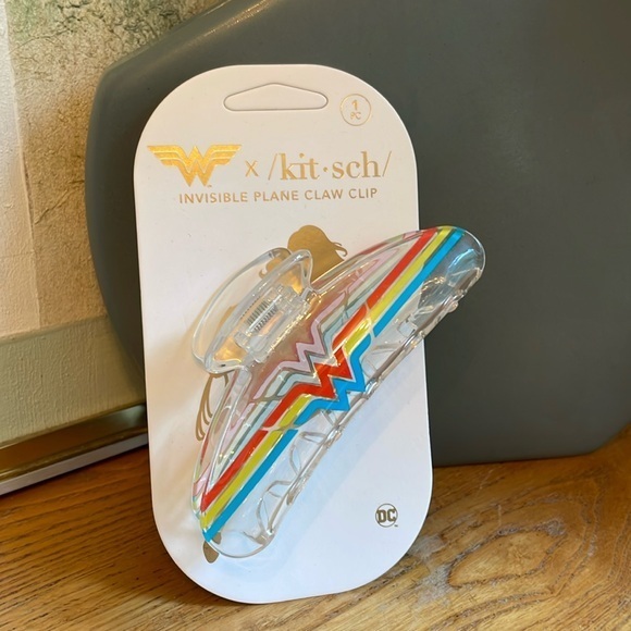 Kitsch Accessories - 🎪 New Kitsch invisible plane, claw clip DC Wonder Woman
